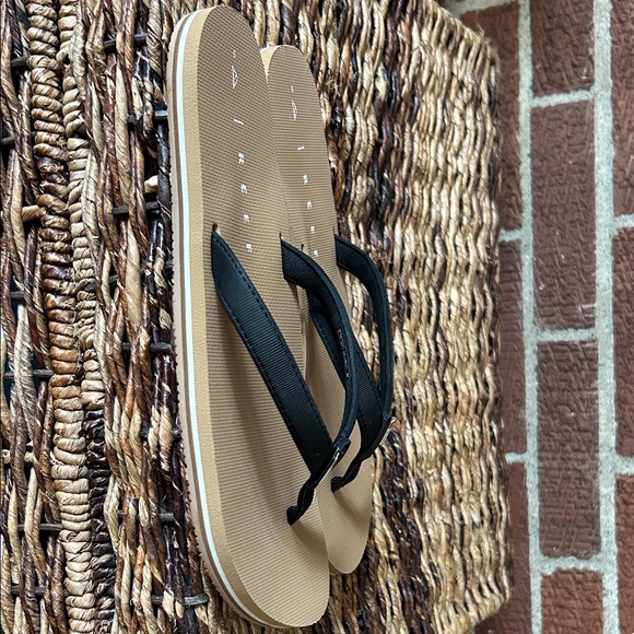 Reef Women's Tan Footbed Black Strap Sandals - Picture 5 of 7